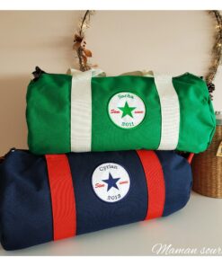 sac polochon brodé personnalisé enfant toile sport vert anses écru et sac bleu marine anses rouge motif converse Maison de Camaret