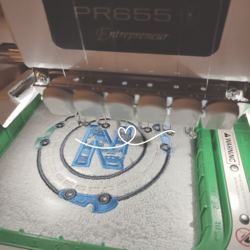 personnalisation avec une broderie sur une serviette de toilette