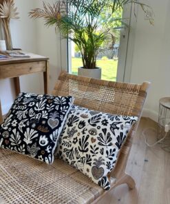 Coussin jacquard français Mage disponible fond écru ou fond noir motif floral dos en velours assorti passepoil doré décoration salon Maison de Camaret