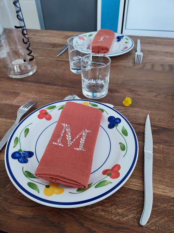 Serviette de table broderie personnalisé initiale M fleurie terracotta Maison de Camaret