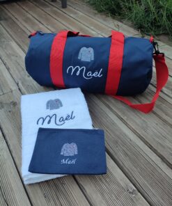 box naissance personnalisée sac polochon bleu serviette de toilette trousse brodés prénom Maison de Camaret
