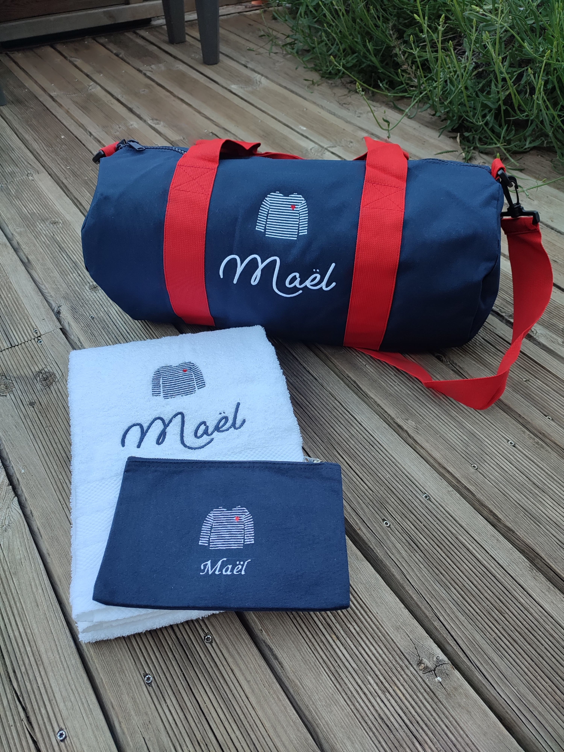 box naissance personnalisée sac polochon bleu serviette de toilette trousse brodés prénom Maison de Camaret