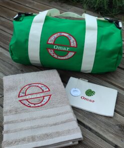 box naissance personnalisée sac polochon vert serviette de toilette trousse brodés prénom Maison de Camaret