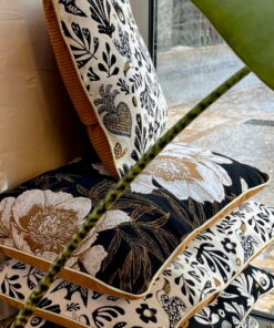 coussin rectangle jacquard Mage fond écru dos velours camel passepoil doré Maison de Camaret