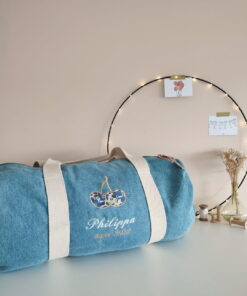 Sac polochon brodé prénom personnalisé en denim clair Maison de Camaret