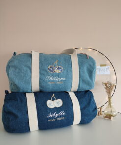 Sac polochon brodé personnalisé disponible en denim clair et denim brut Maison de Camaret