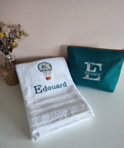 serviette de toilette blanche broderie personnalisée prénom et trousse de toilette en lin lavé vert Maison de Camaret