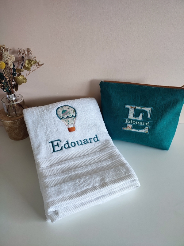 serviette de toilette blanche broderie personnalisée prénom et trousse de toilette en lin lavé vert Maison de Camaret